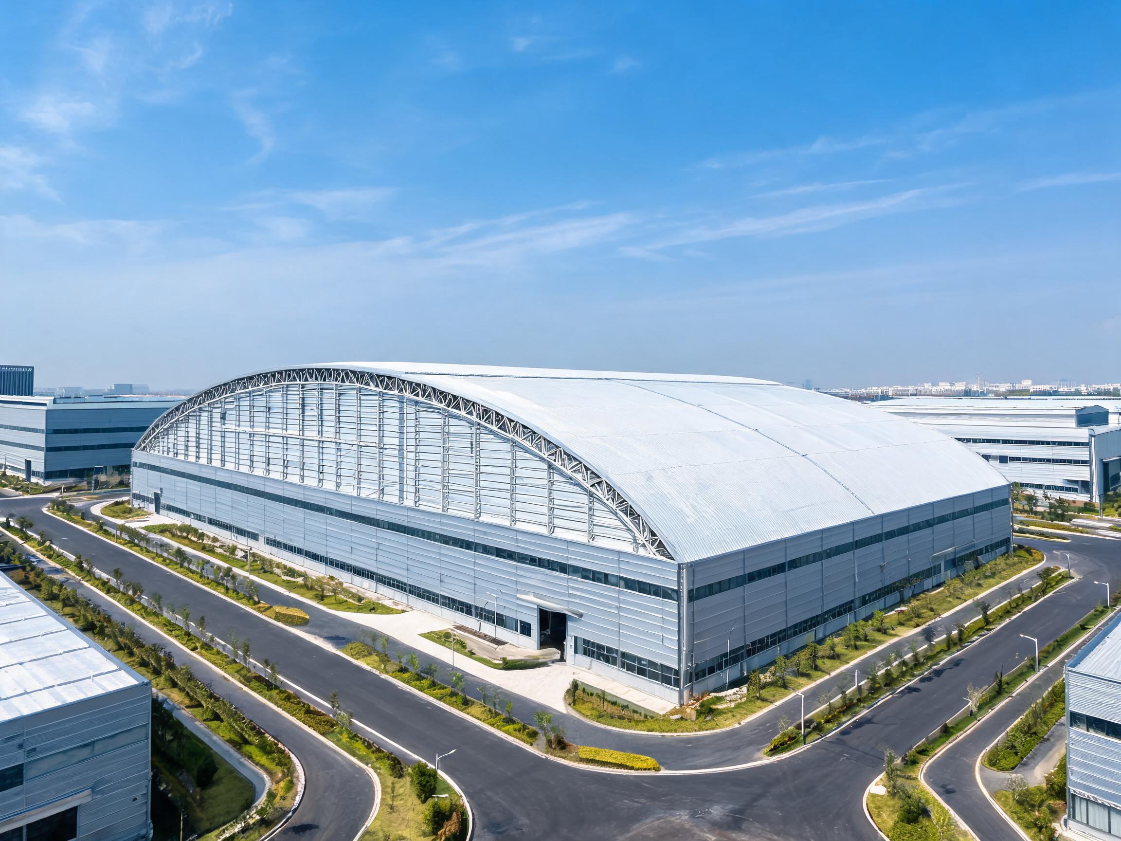 完成した鉄骨構造工場建屋と大規模鉄骨会場の全景