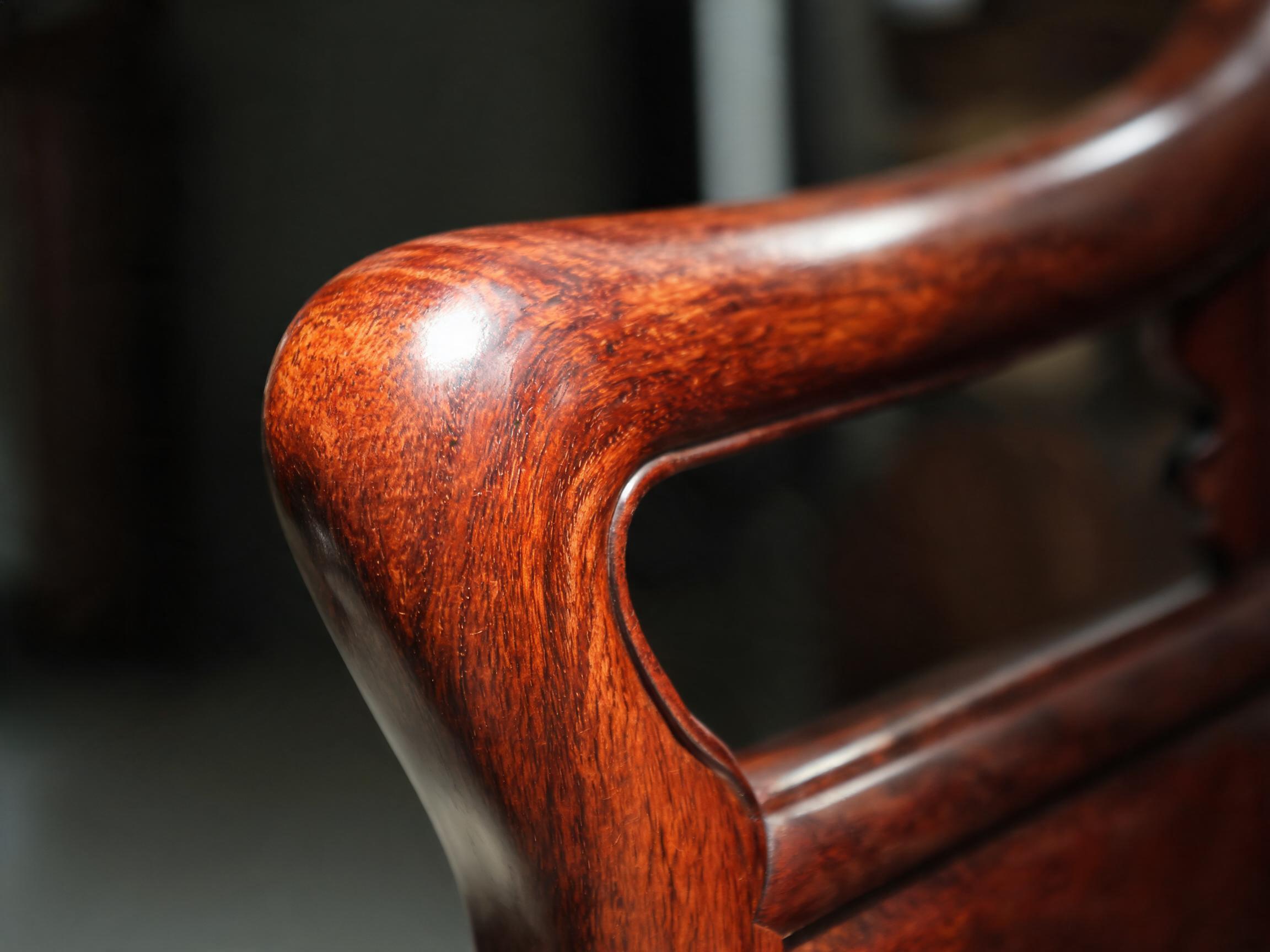 Seven-coat hand-rubbed raw lacquer surface on the sofa armrest