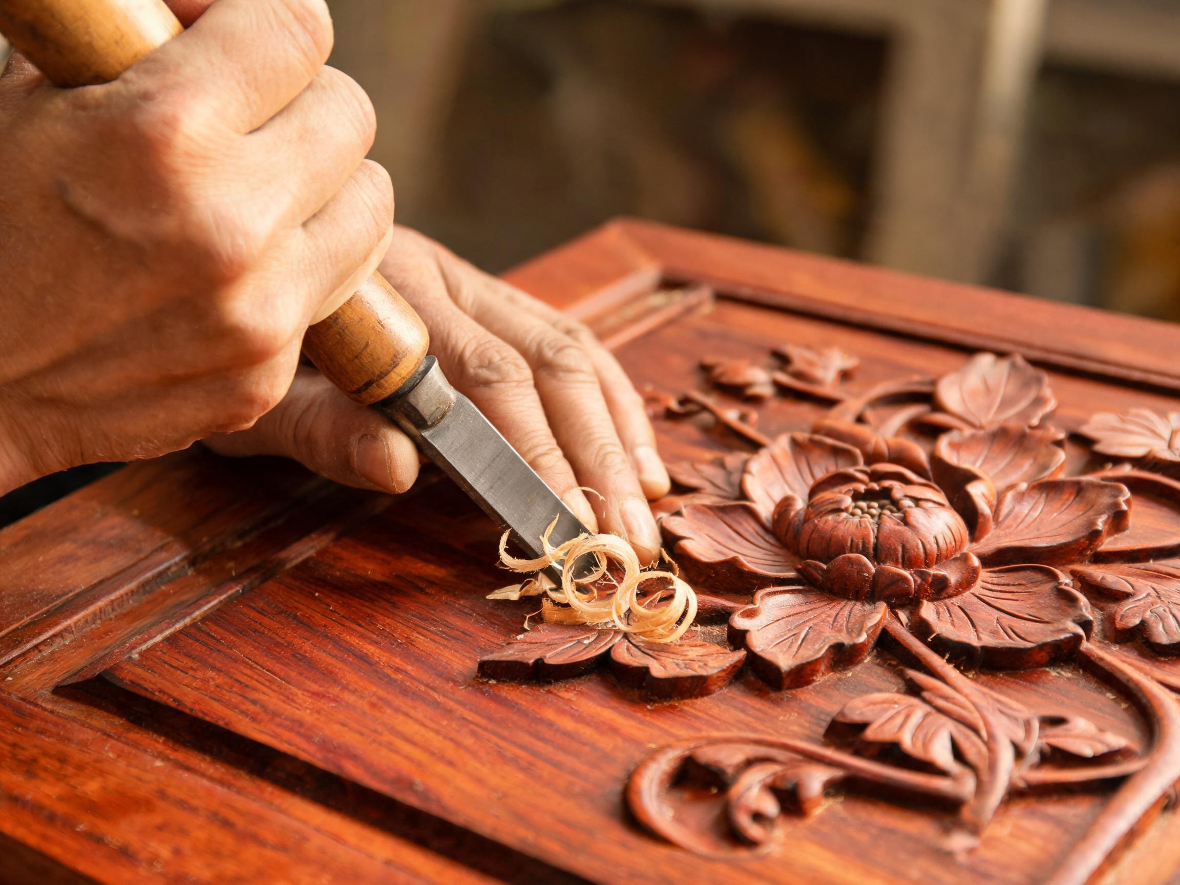 How Can Buyers Identify Authentic Hand-Carved Redwood Furniture from Machine-Carved Imitations? hand-carved redwood furniture