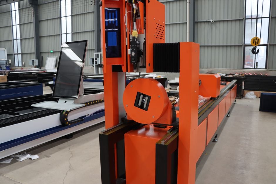 Orange machine with a rotary chuck and vertical processing head