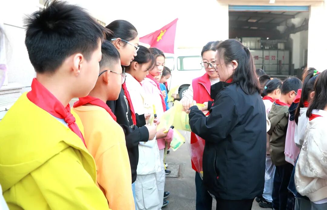吴波阿姨为同学们送上学习用品