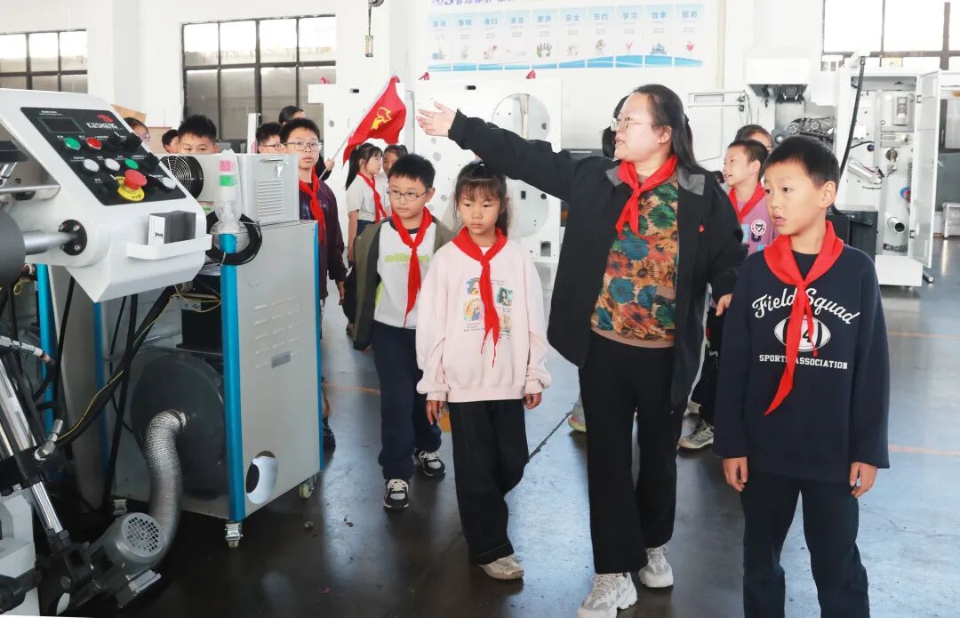 吴波阿姨带领同学们参观科盛机械总装车间