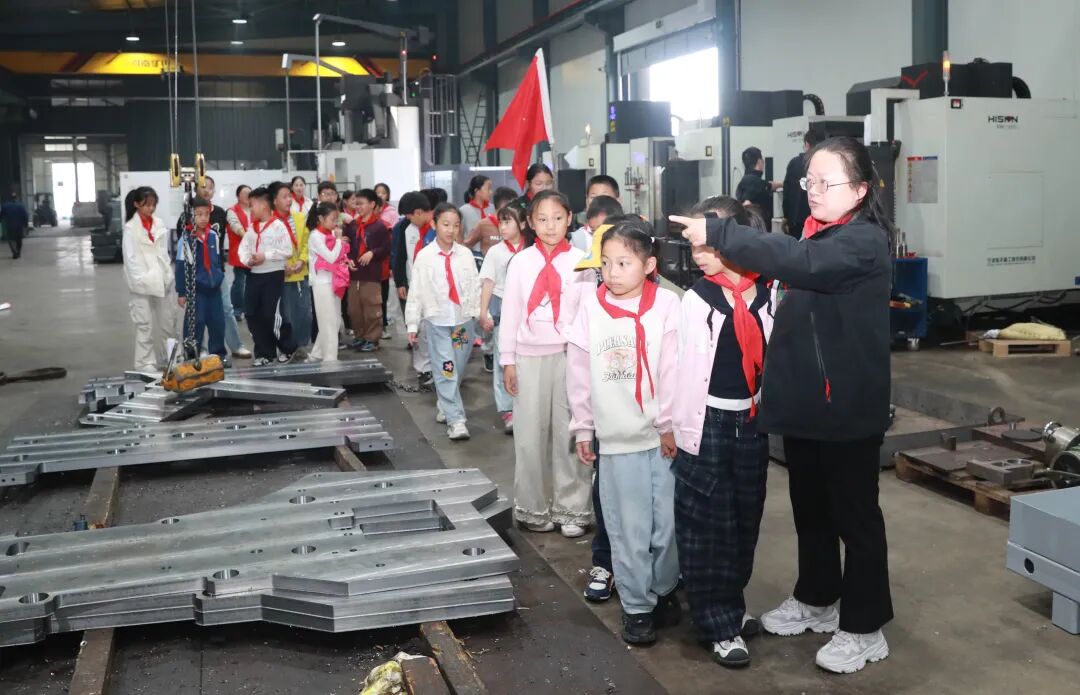 同学们在科盛机械加工车间参观大型数控加工设备