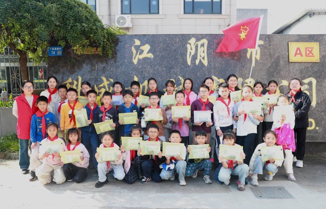 全体同学在江阴市科盛机械有限公司门前合影